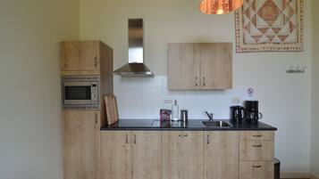 Een koelkast, een magnetron, een kookplaat, een vaatwasser