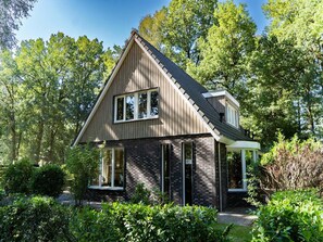 Exterior - Spacious Villa in Hoenderloo (Hoenderloo)