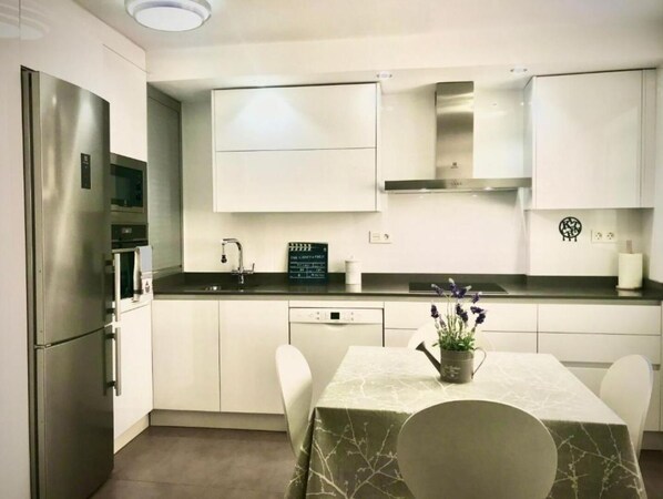 Fridge, microwave, oven, stovetop - Apartamento en el Centro, 2 Dormitorios, Parking Gratis (Almería)