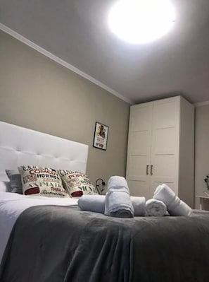 2 habitaciones, escritorio, tabla de planchar con plancha y wifi gratis 