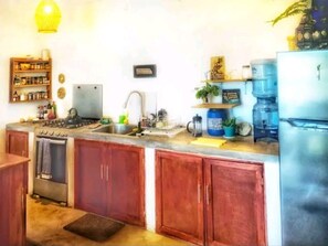 Refrigerador, horno, parrilla de estufa y cafetera y tetera 