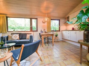 Fernseher, Kamin, Bücher