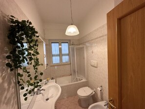 Hårtork, bidé, handdukar och tvål