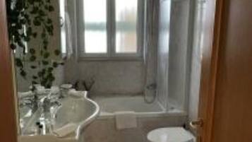 Asciugacapelli, bidet, asciugamani, sapone