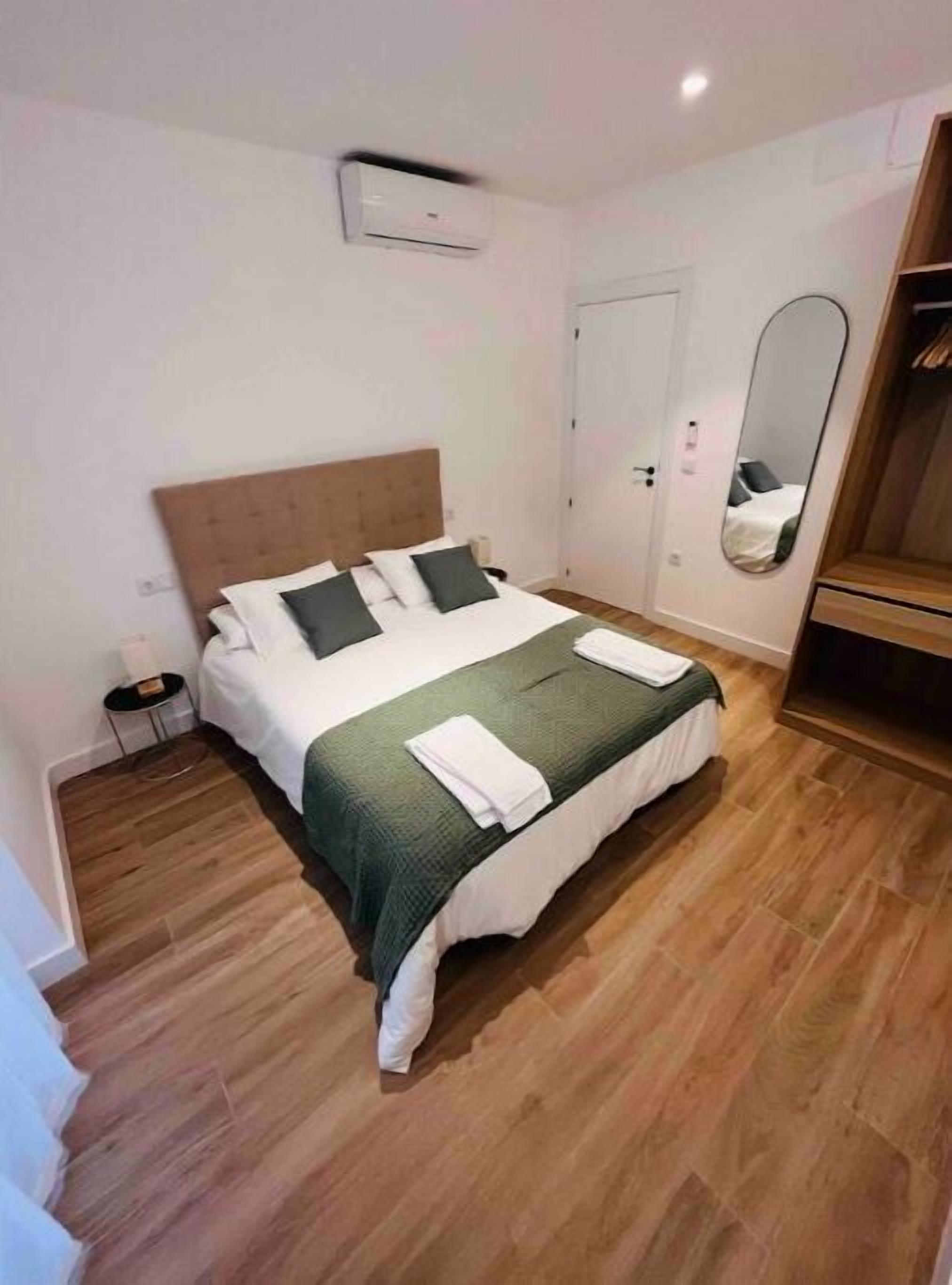 3 slaapkamers, een bureau, een strijkplank/strijkijzer, beddengoed