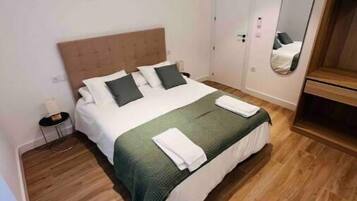 3 chambres, bureau, fer et planche à repasser, draps fournis