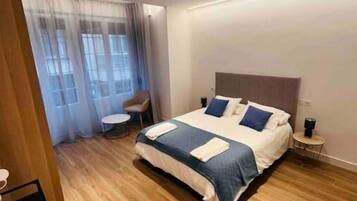 3 Schlafzimmer, Schreibtisch, Bügeleisen/Bügelbrett, Bettwäsche