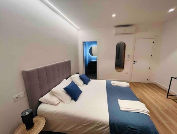 3 bedrooms, desk, iron/ironing board, bed sheets - Tribeca Centro II Apartments (Albacete)