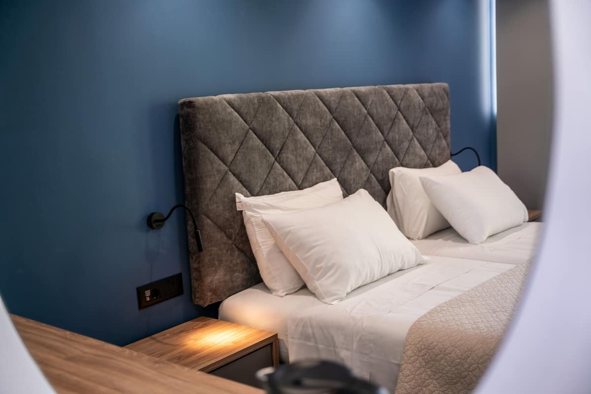Zimmersafe, Schreibtisch, Verdunkelungsvorhänge, schallisolierte Zimmer
