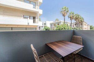 Habitación estándar con 1 cama doble o 2 individuales, vistas a la ciudad | Terraza o patio