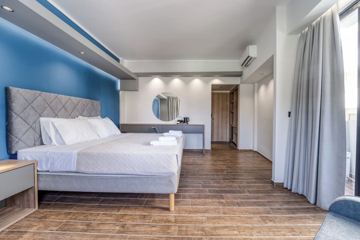 Zimmersafe, Schreibtisch, Verdunkelungsvorhänge, schallisolierte Zimmer