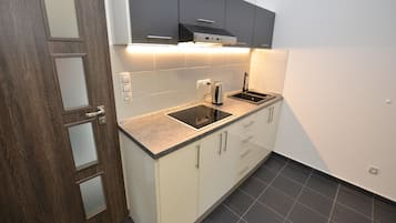Een koelkast, een magnetron, een kookplaat, een waterkoker