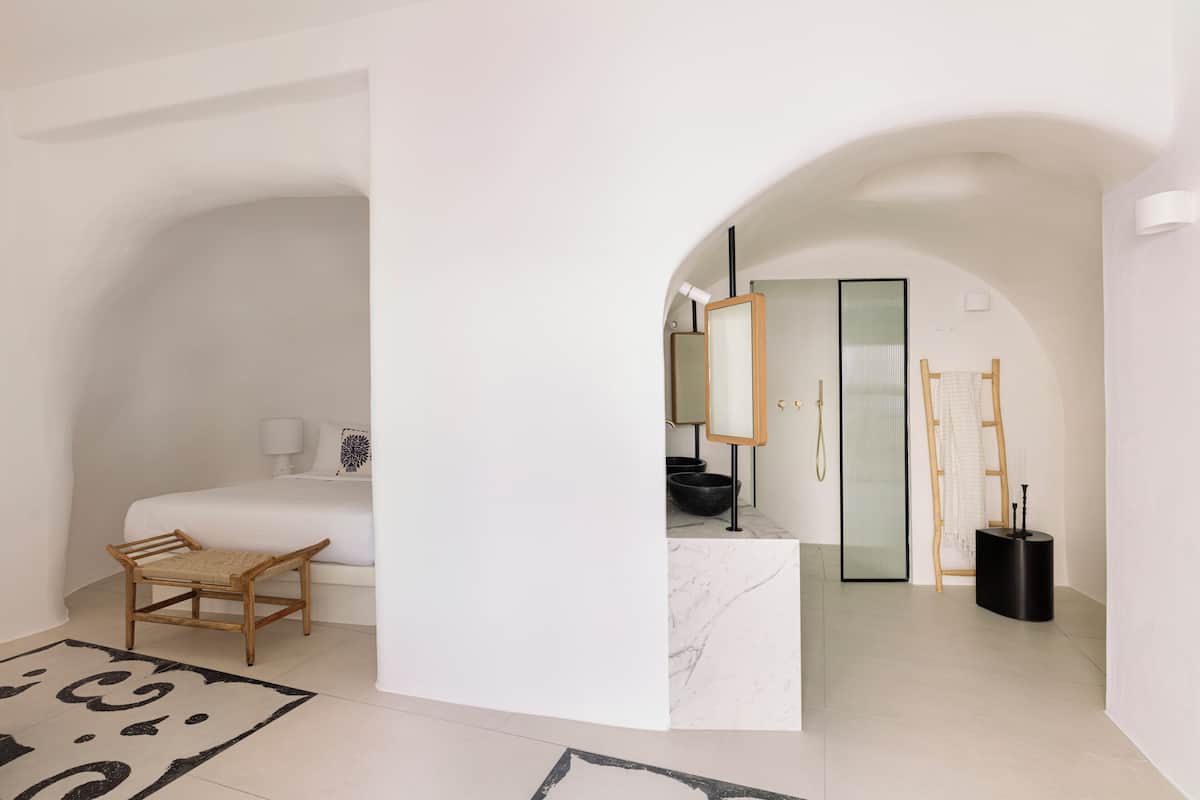 Amenidades de baño de diseñador, secadora de cabello, pantuflas