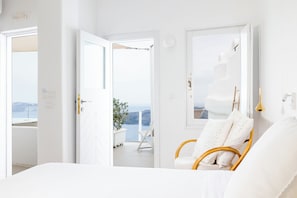 Premium bedding, in-room safe, desk, blackout curtains - CASASUNSHA (Santorini)