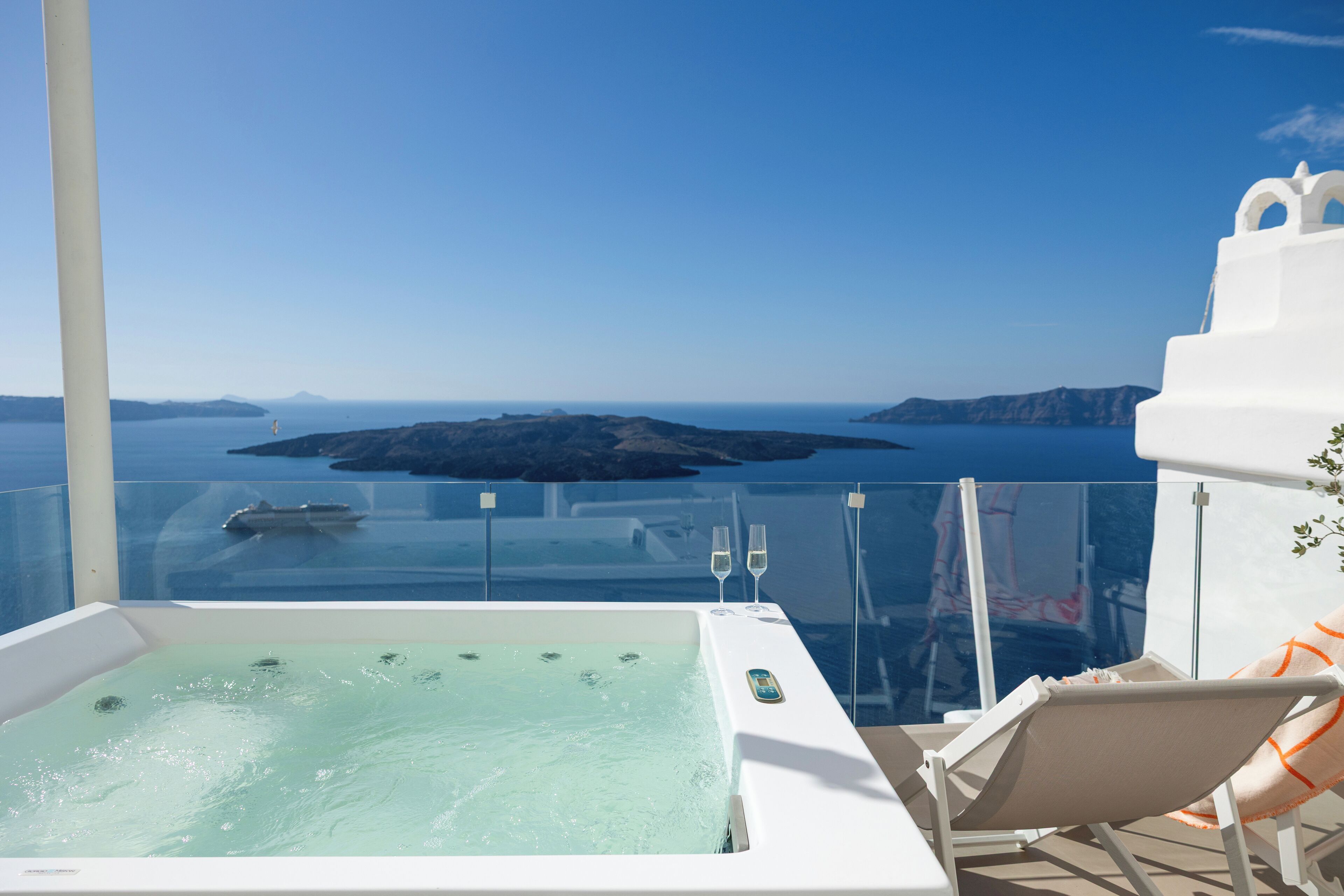 Un jacuzzi con vistas despejadas al mar y a las islas al fondo.