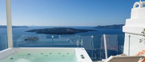 Un jacuzzi con vistas despejadas al mar y a las islas al fondo.