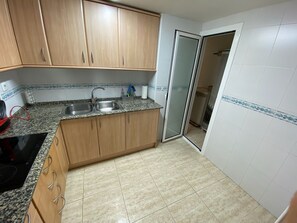 Kjøleskap, mikrobølgeovn, kokeplater og oppvaskmaskin