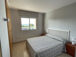 2 bedrooms, iron/ironing board, bed sheets, wheelchair access