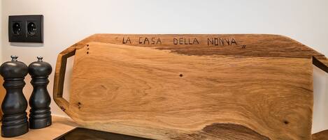 Una escultura de madera con la inscripción 'LA CASA DELLA NONNA' en una pared.