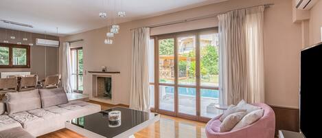 TV, caminetto, lettore DVD