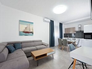 TV - Retreat by the French Coast for Comfort & Fun (Vir)