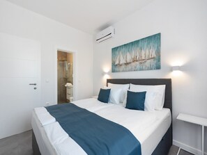 2 bedrooms, iron/ironing board, WiFi