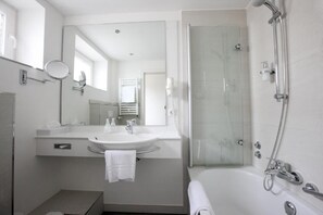 吹风机、毛巾、肥皂、洗发水