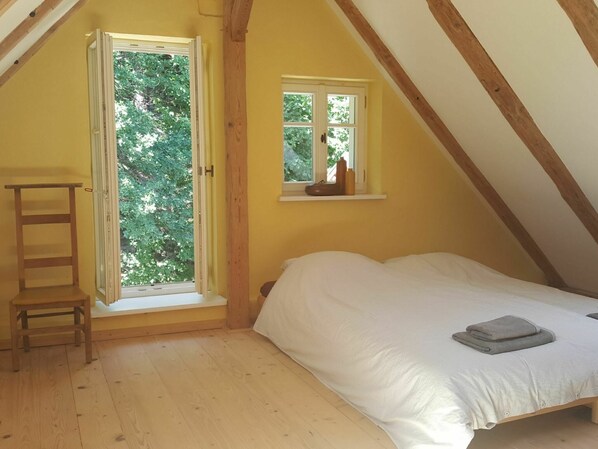 2 bedrooms, iron/ironing board, WiFi