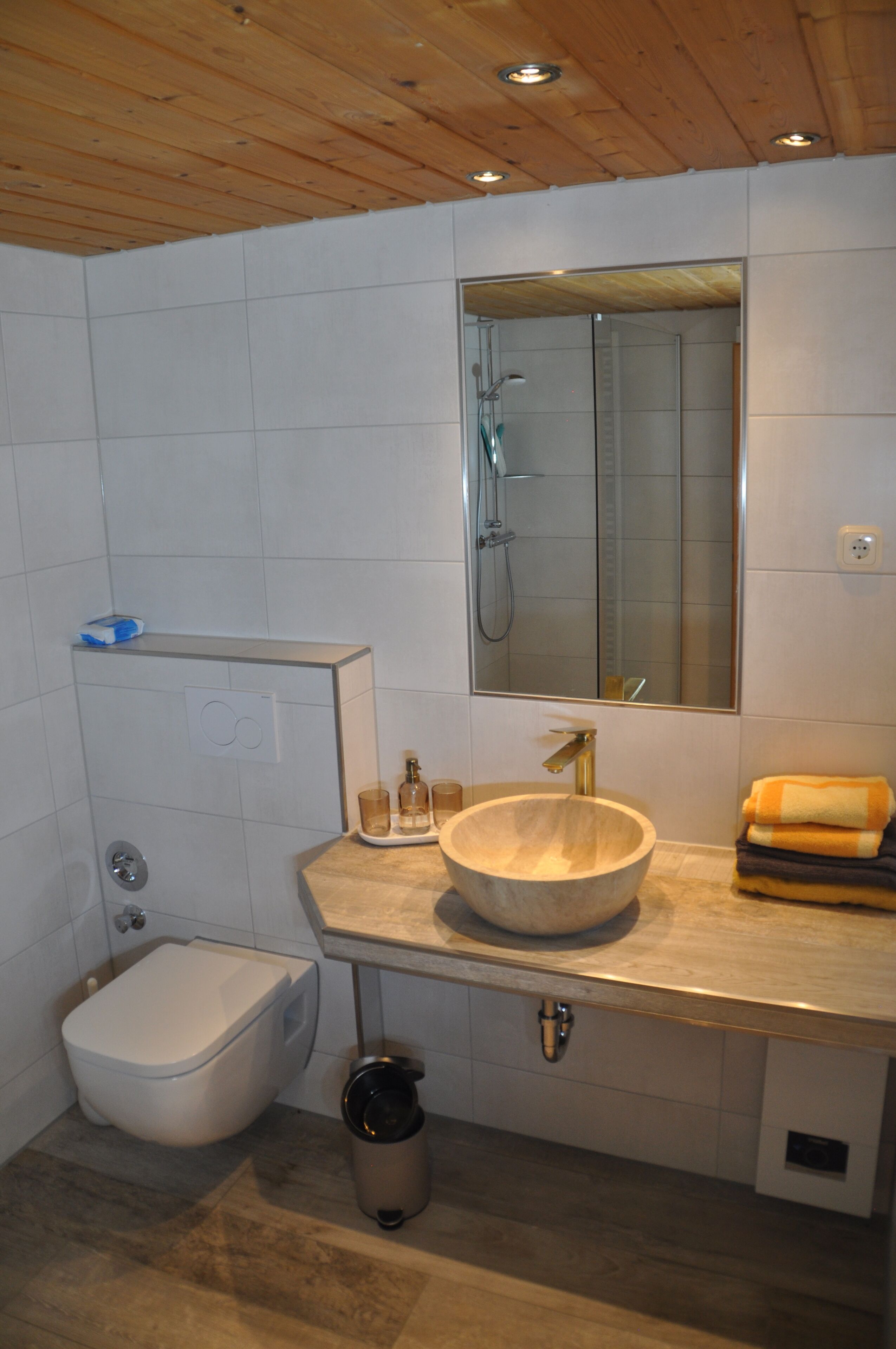 Douche, serviettes fournies, papier de toilette