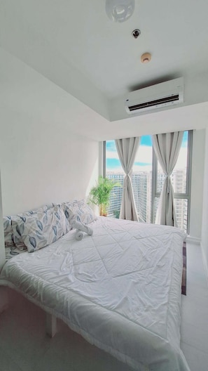 2 bedrooms, desk, free WiFi, bed sheets - Azure Urban Resort Staycation-First ever large scale man made beach in the City. (Parañaque)