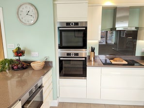 Cottage | Private kitchen | Fridge, dishwasher, electric kettle, toaster