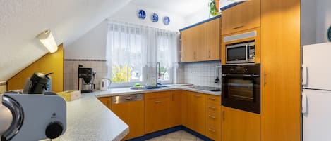 Réfrigérateur, four à micro-ondes, un four, surface de cuisson