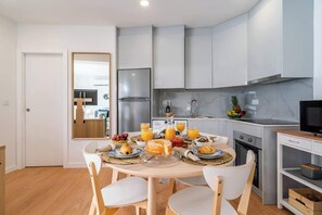 Dining - Comfy Sunny Flat | Prime Location by HostWise (Porto)