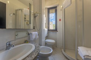 Habitación triple superior | Baño | Ducha y toallas