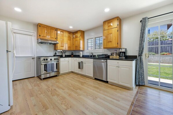 Refrigerador, microondas, horno y parrilla de estufa 