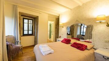 7 slaapkamers, een strijkplank/strijkijzer, wifi