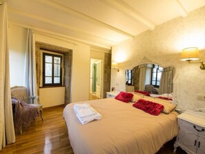 7 slaapkamers, een strijkplank/strijkijzer, wifi