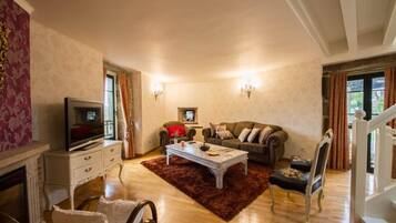 Een televisie, een open haard en tafelvoetbal