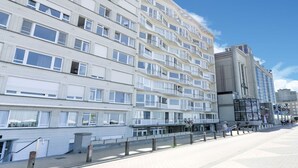 A multi-story hotel with a uniform facade, balconies, and a clear sky. - Simplistic Apartment in Blankenberghe near Belgium Pier (Blankenberghe)