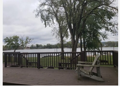 Bayfront Cottage is a 3 bedroom house on Richmond Bay.