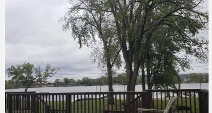 Bayfront Cottage is a 3 bedroom house on Richmond Bay.