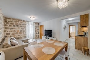 Deluxe Apartment | Private kitchen | Microwave, electric kettle