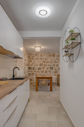 Deluxe Apartment | Private kitchen | Microwave, electric kettle