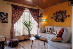 Smart TV - 2 bdrm, 2 bath within walking distance to the beach and main street. (Jaco)