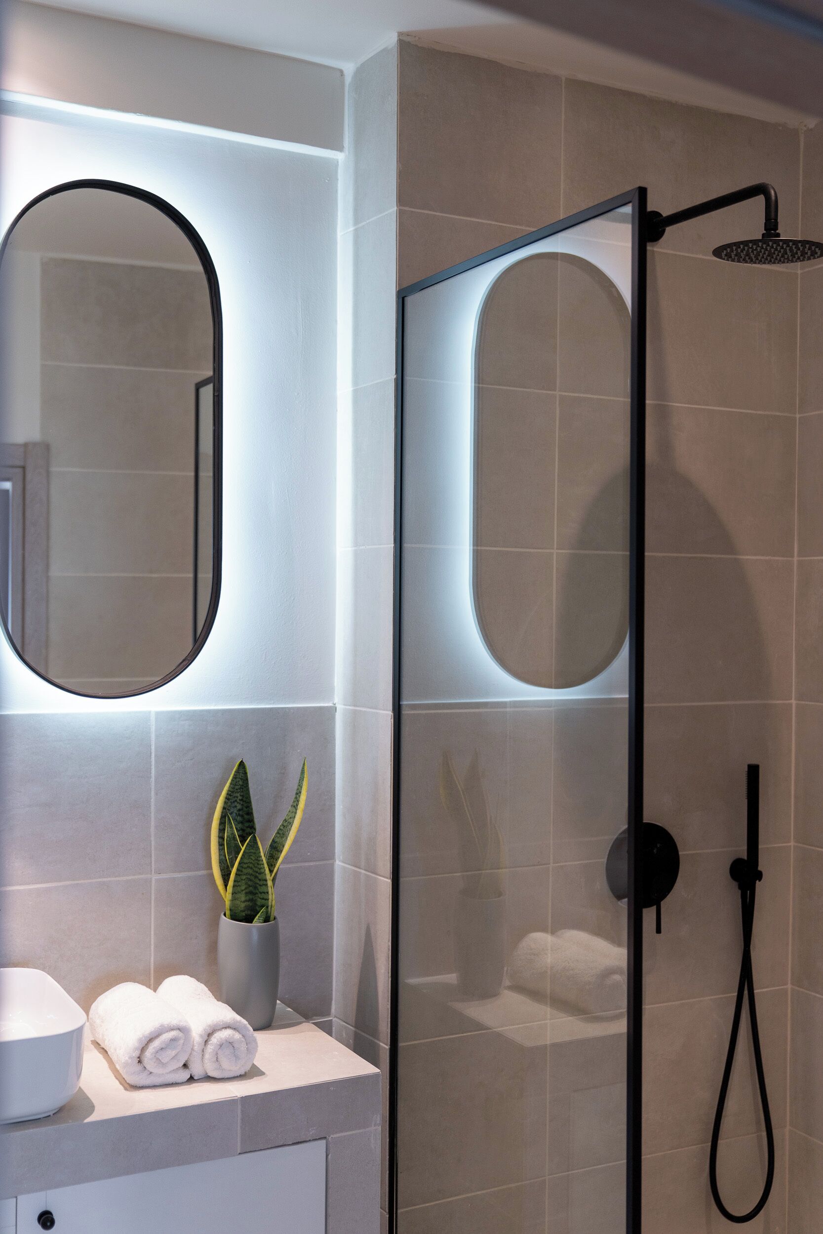 Elite Suite | Bathroom | Shower, hair dryer, slippers, towels