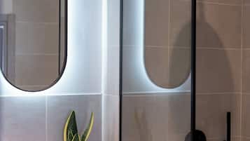 Suíte elite | Banheiro | Chuveiro, secador de cabelo, chinelos, toalhas de banho