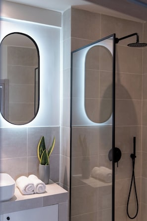 Suite Élite | Salle de bain | Douche, sèche-cheveux, chaussons, serviettes fournies