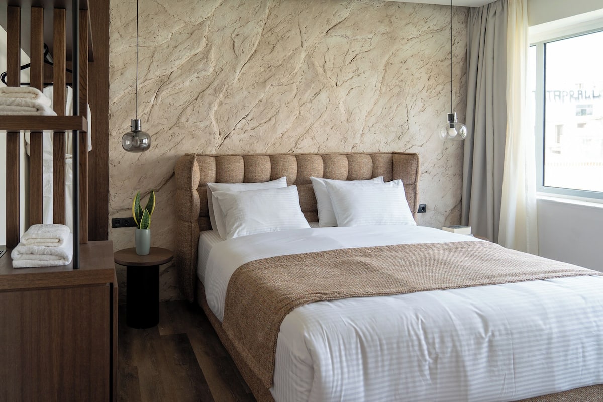 1 غرفة نوم وأسرّة بإسفنج يتكيف مع شكل الجسم وخزنة داخل الغرفة