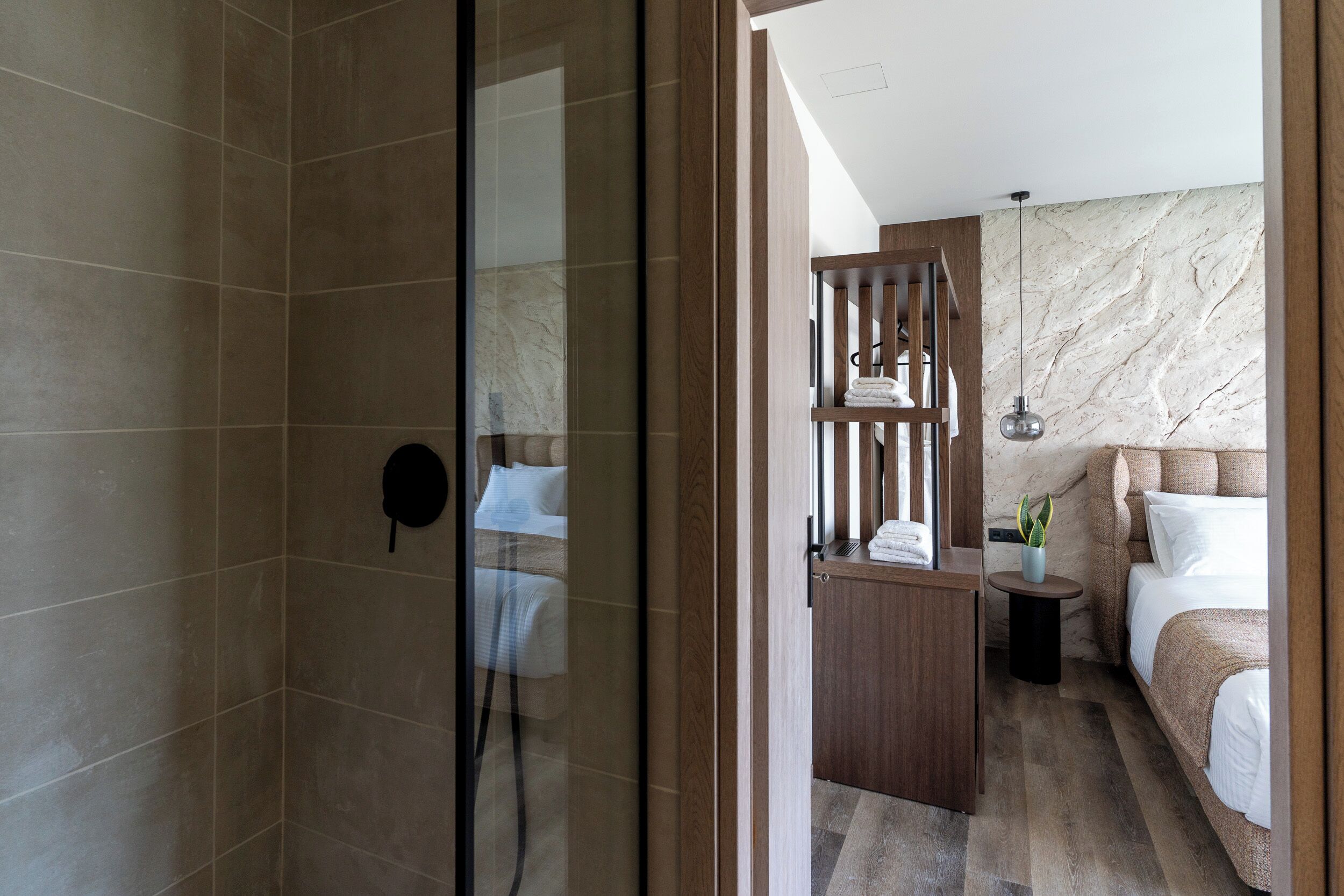 Standard Suite | Bathroom | Shower, hair dryer, towels
