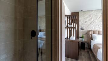 Suíte standard | Banheiro | Chuveiro, secador de cabelo, chinelos, toalhas de banho